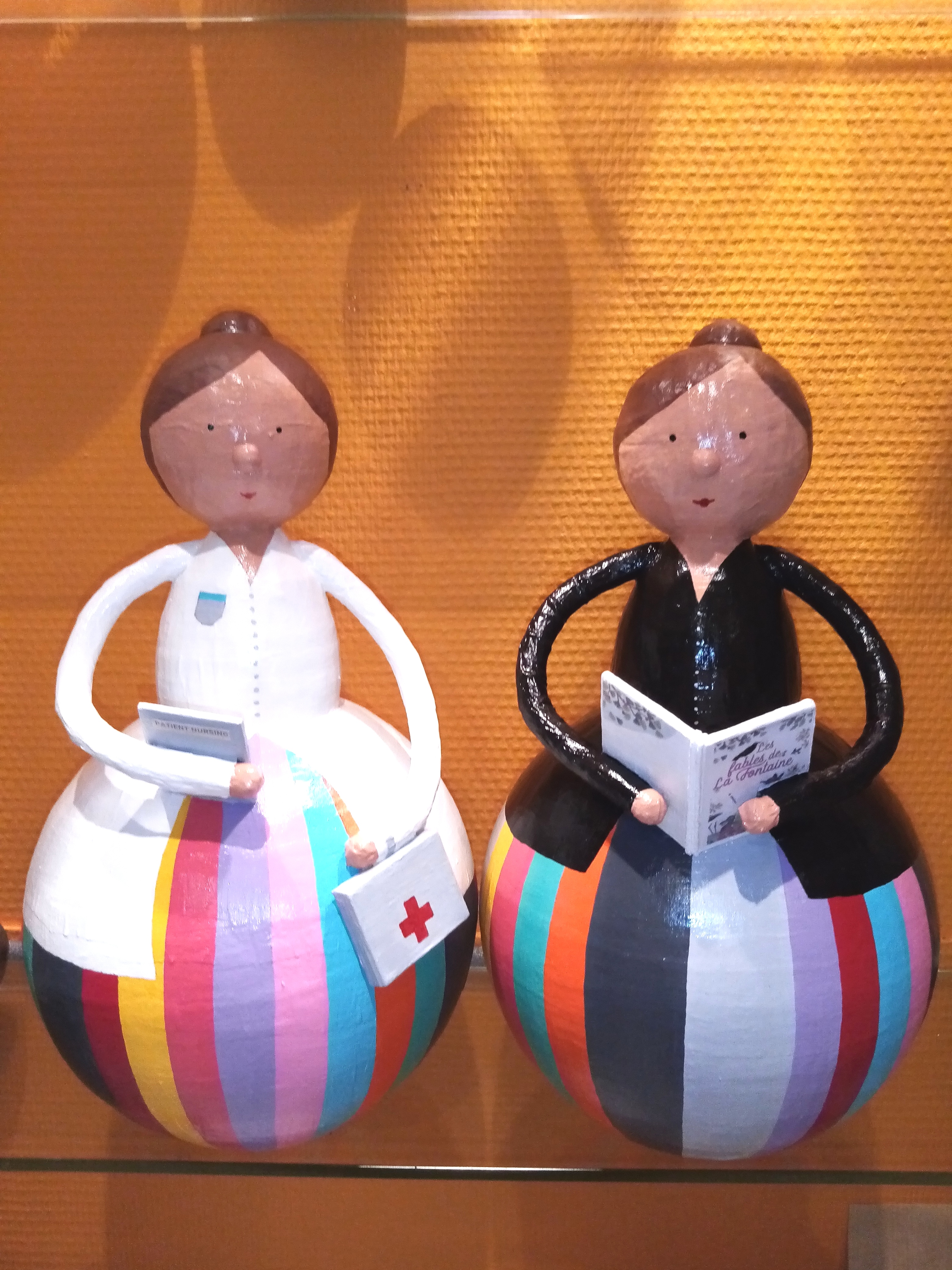 30 euros/pièce - modèles personnalisés (infirmière,institutrice)  H. env 30cm   à commander si plus disponible